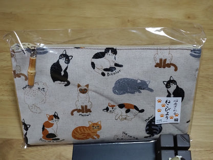 日本商品 Nekobiyori 系列竹球方形收納包，附前口袋、拉鍊卡包、，卡片包和零錢包{11月30截單;預計10-14工作天發貨｝