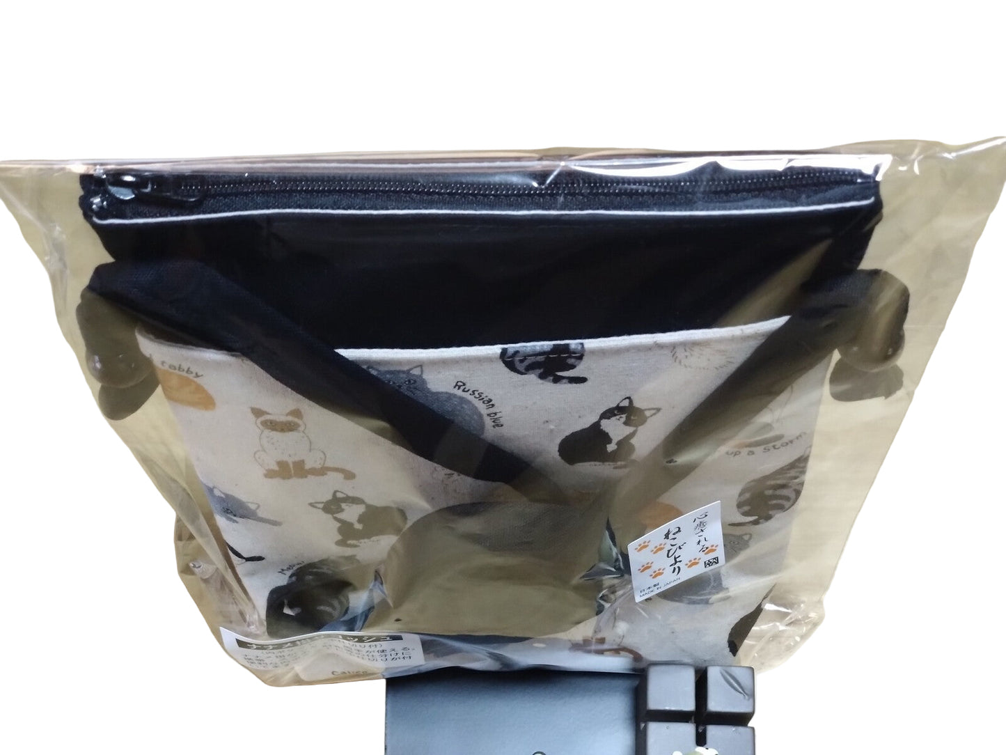 曰本JP直送  YU* 日本商品 貓咪 Biyori 系列斜背包，附前口袋和智慧型手機袋 {11月30截單;預計10-14工作天發貨｝